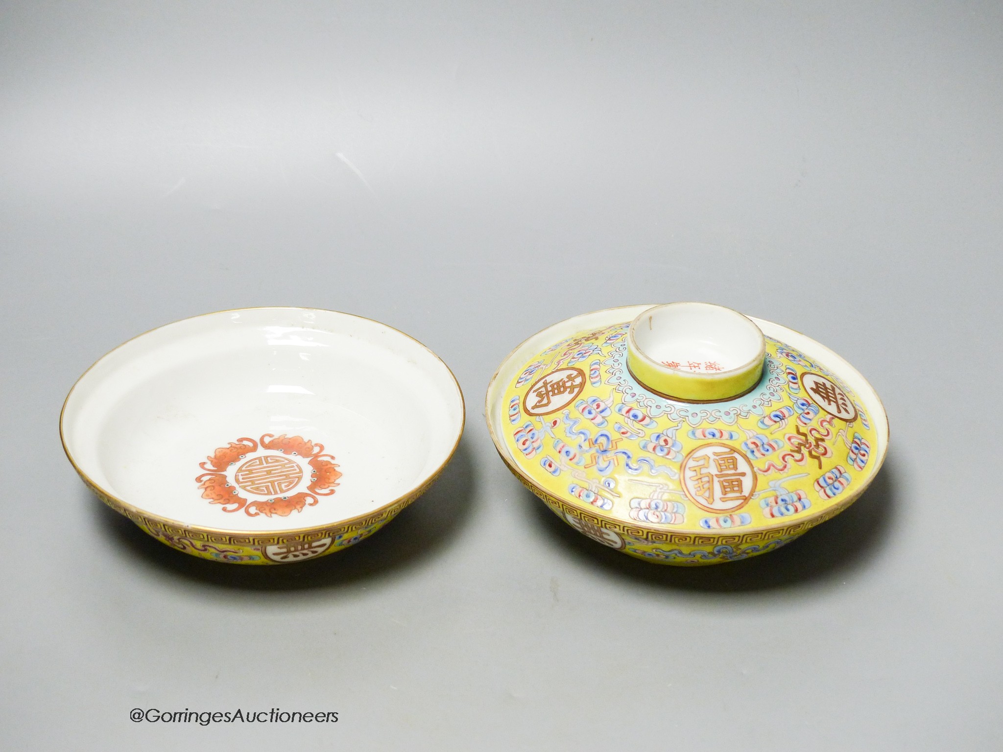 A pair of early 20th century Chinese famille jeune bowls and covers, diameter 16cm (a.f.)